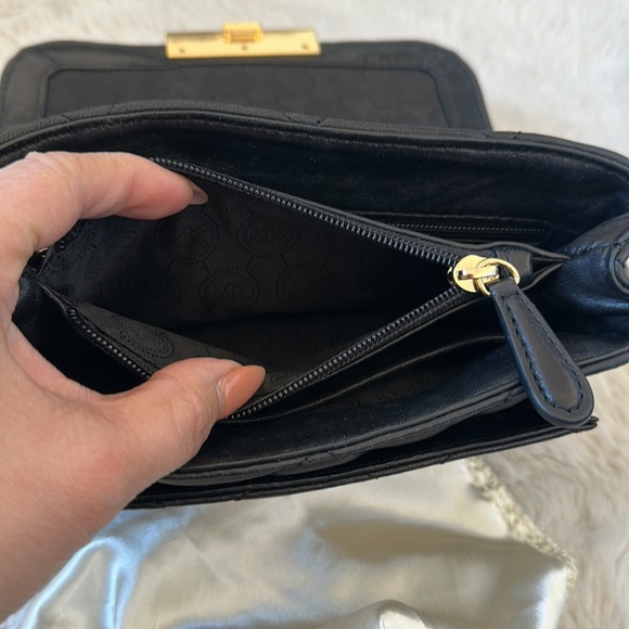 MICHAEL KORS SHOULDER/ CROSSBODY BLACK BAG - Picture 7 of 8